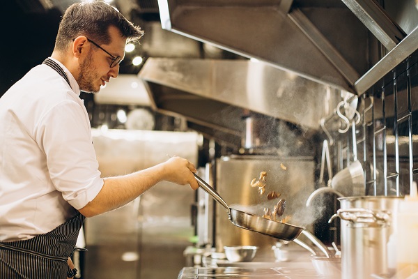 Nella cucina di un ristorante.