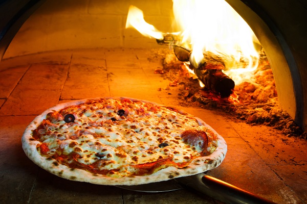 Pizzeria con un tradizionale forno a legna.